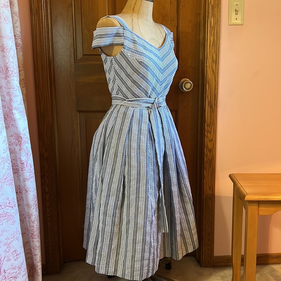 EUC WHBM  Blue & White Seersucker Dress Size 2 with pockets - Picture 5 of 14